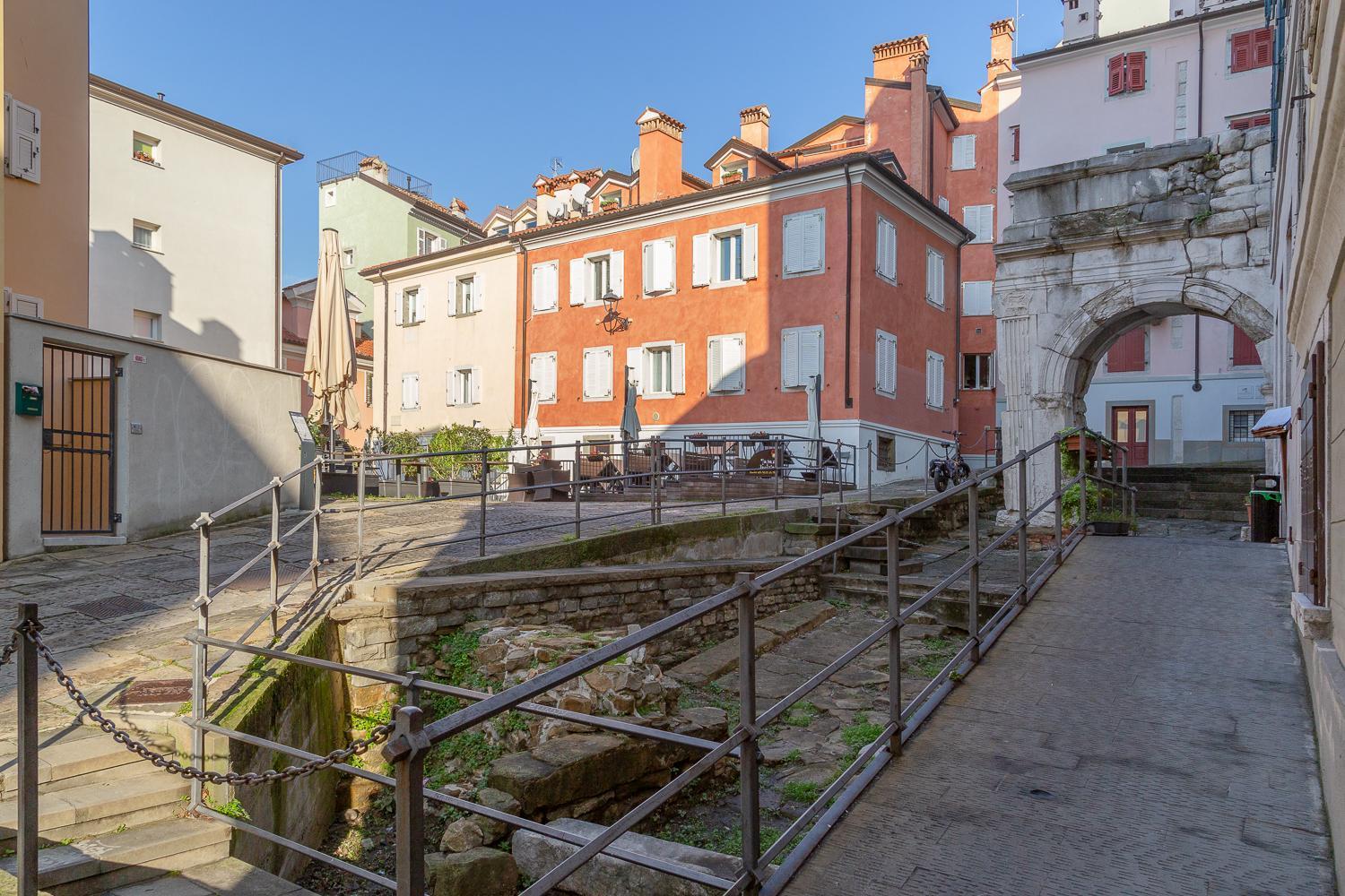 Casa Vacanze Penelope In Centro Storico Trieste Luaran gambar